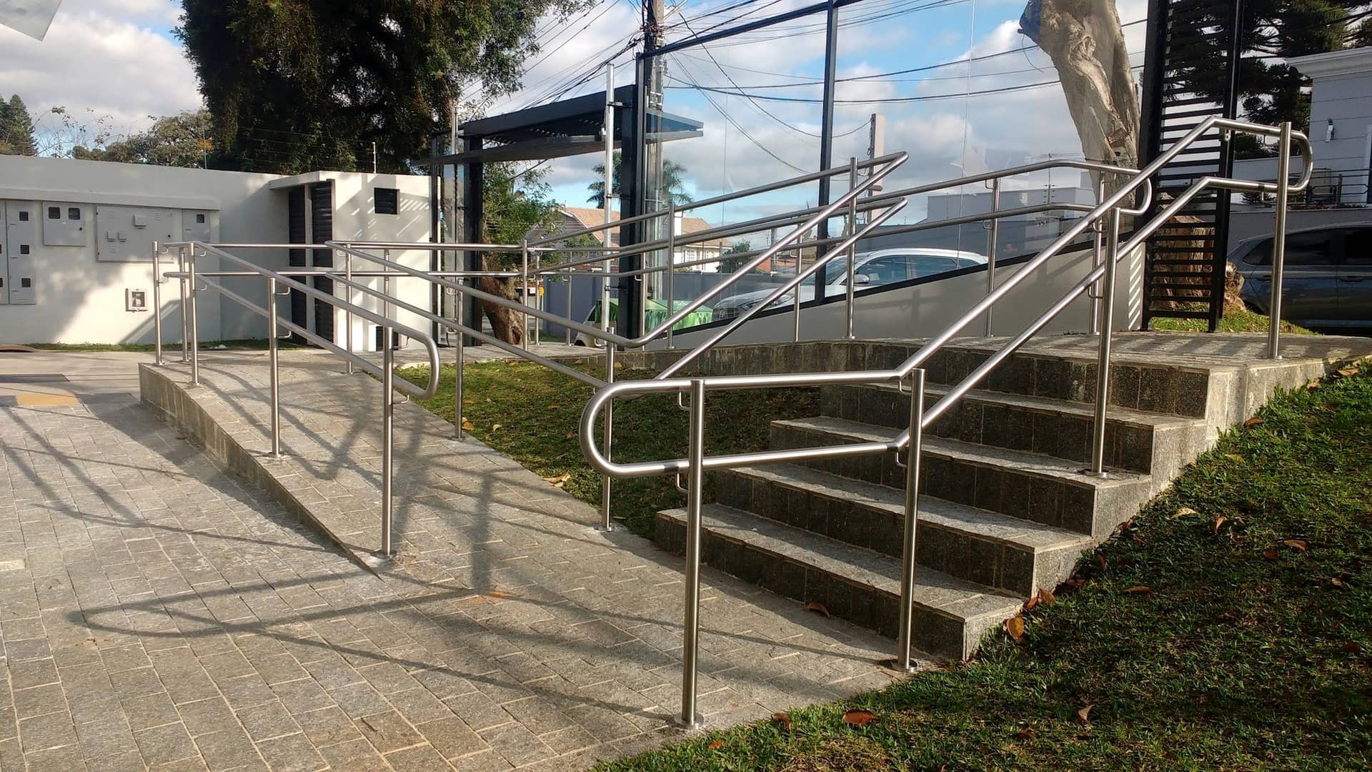 Escada e rampa de entrada com corrimão duplo em inox