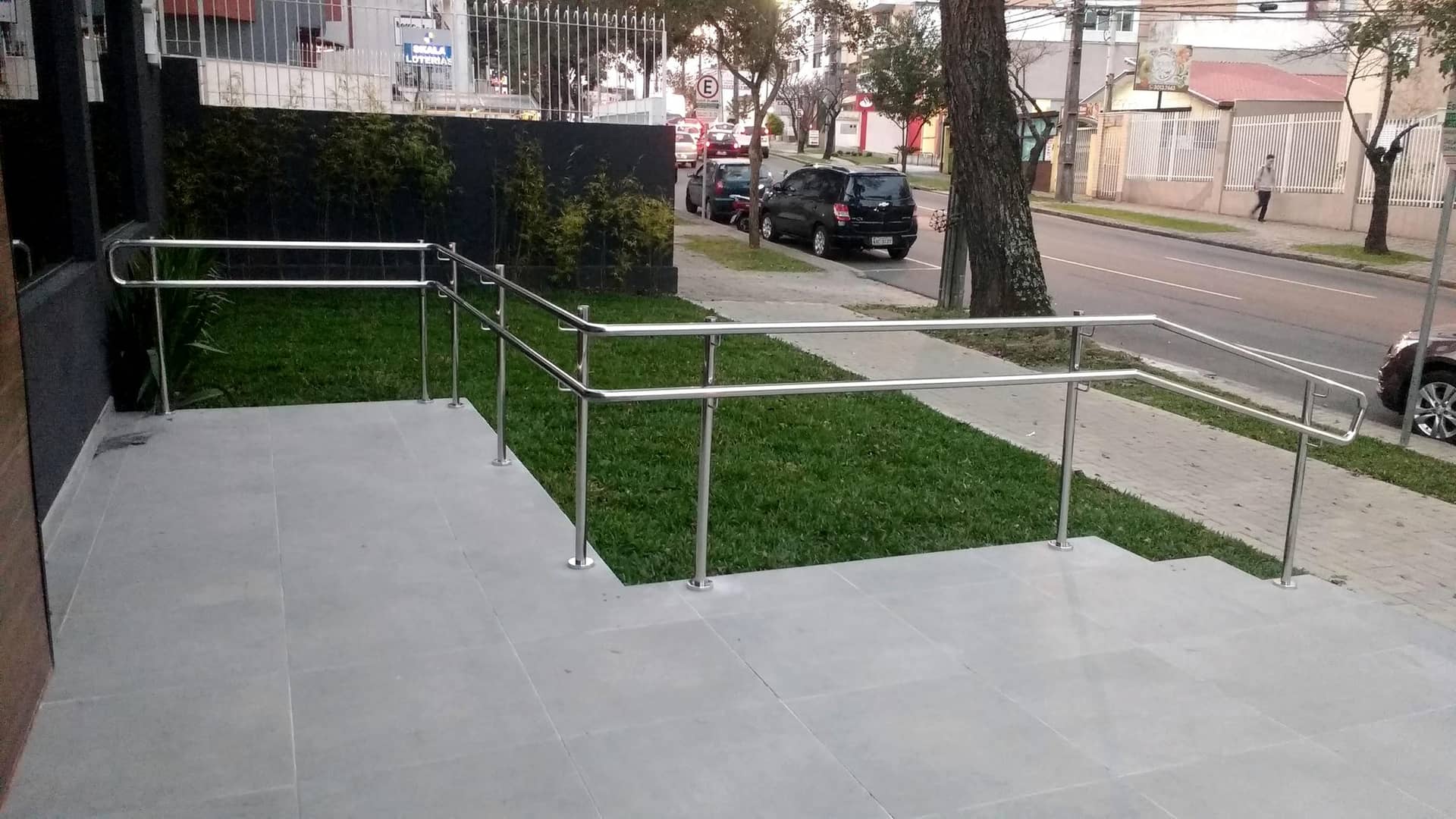 Corrimãos em inox na rampa e na escada de acesso