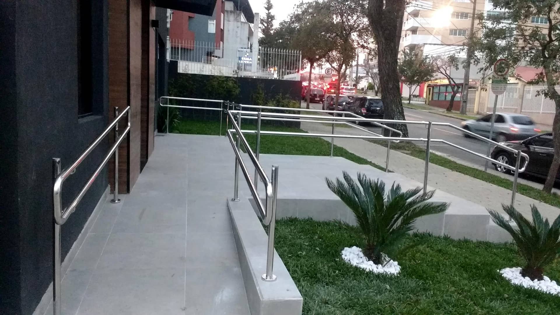 Escada e rampa de acesso com corrimãos em inox entre os canteiros
