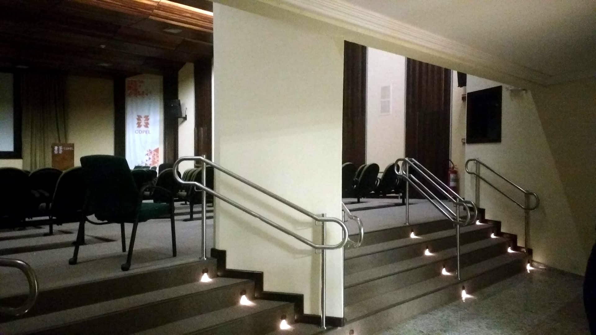 Corrimãos em inox nas escadas do auditório