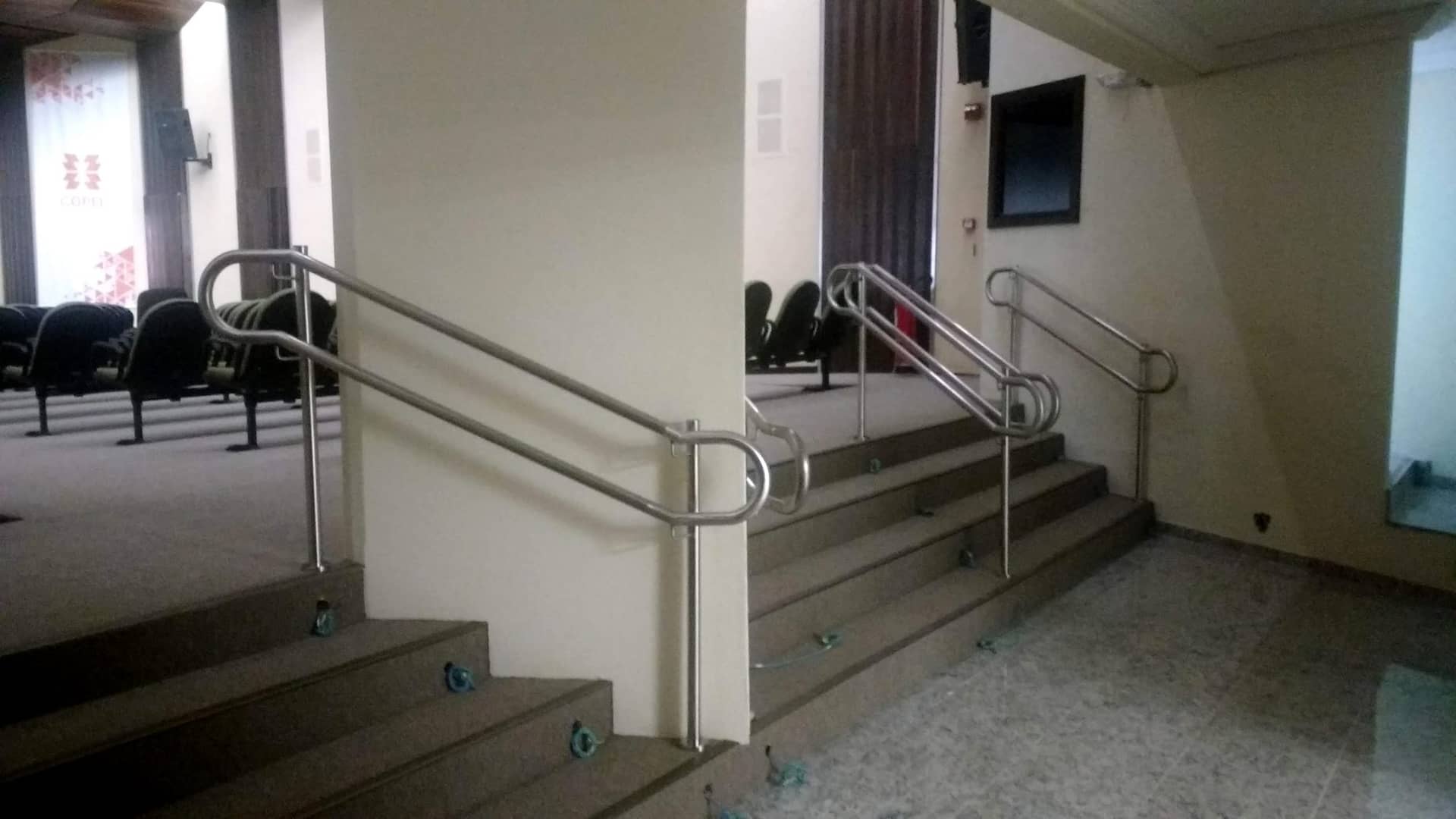 Corrimão em inox com ponta curva no início da escada
