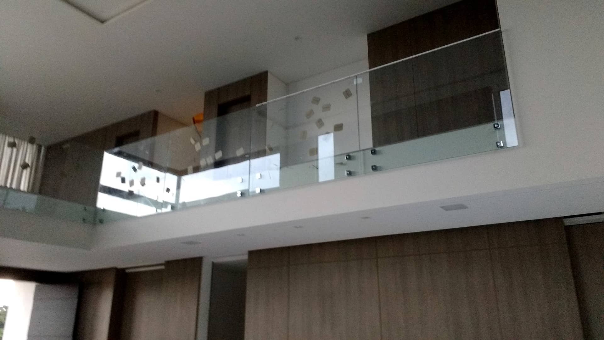 Guarda-corpo de vidro no mezanino visto da sala