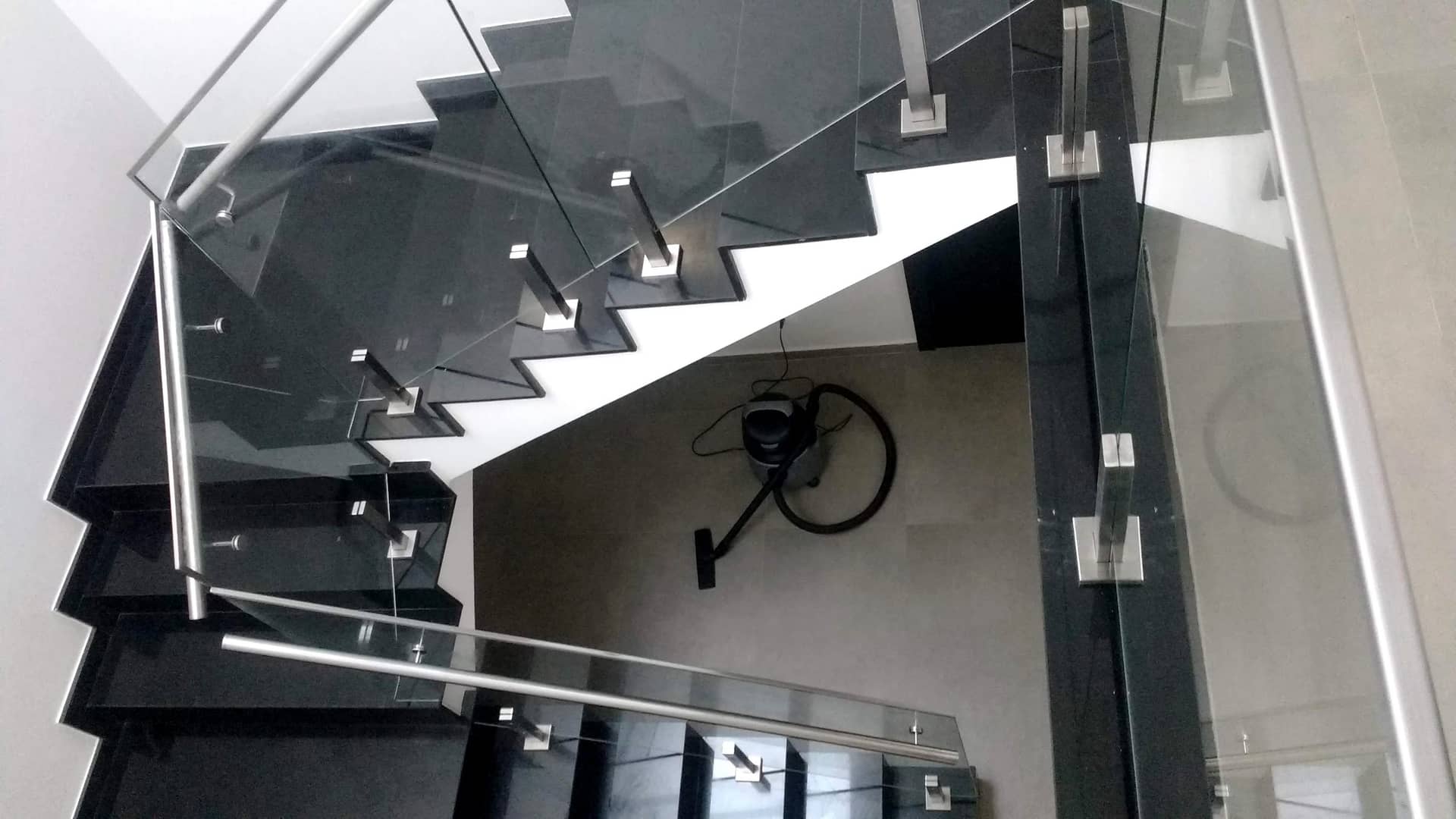Lances da escada em granito preto com vidro e pinças em inox