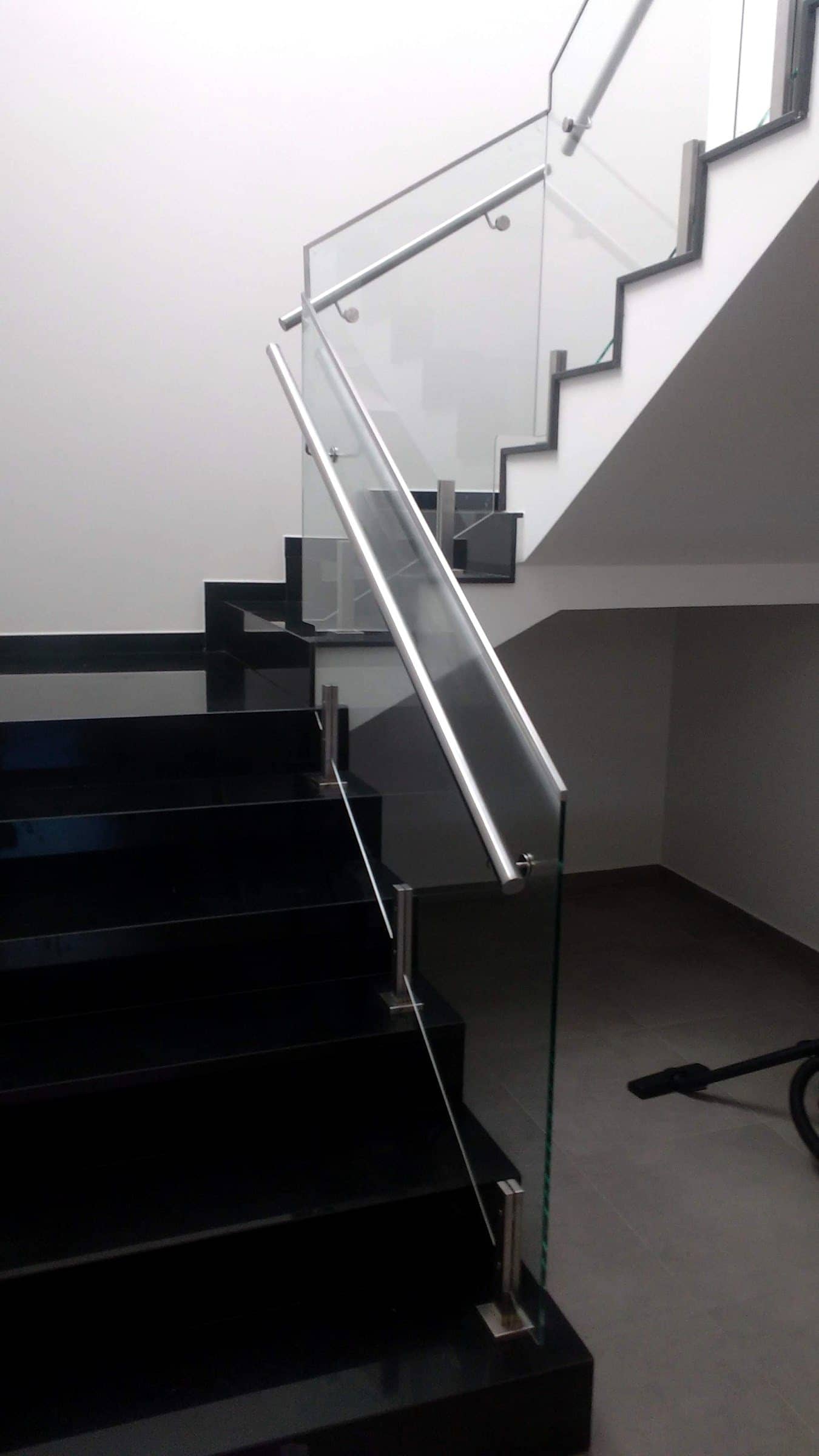 Escada em granito preto com corrimão em inox