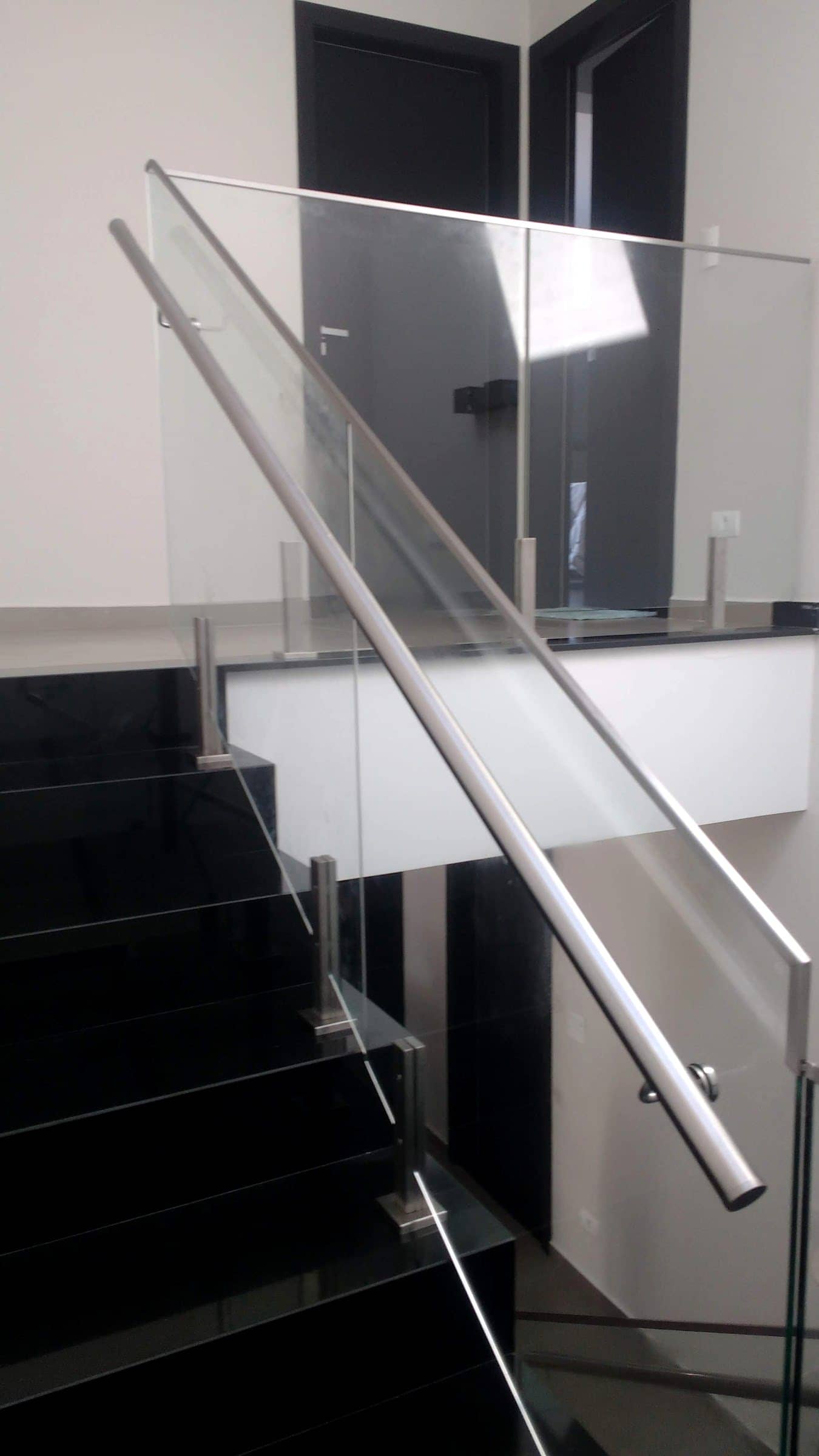 Corrimão tubular em inox ao longo da escada