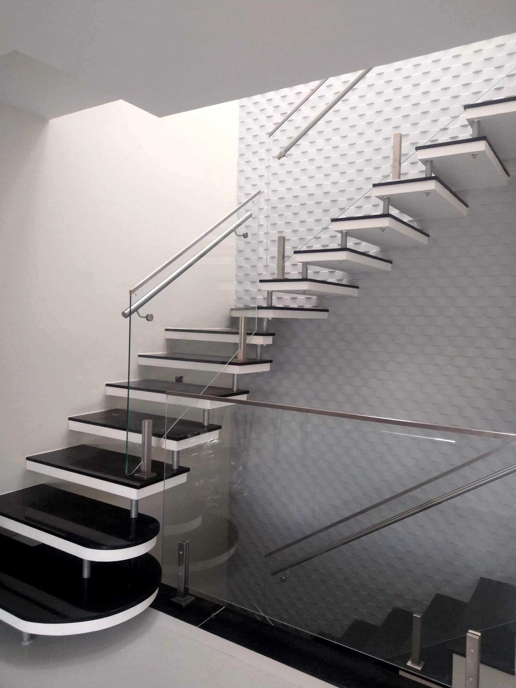 Escada vista de baixo com corrimão em inox e vidro