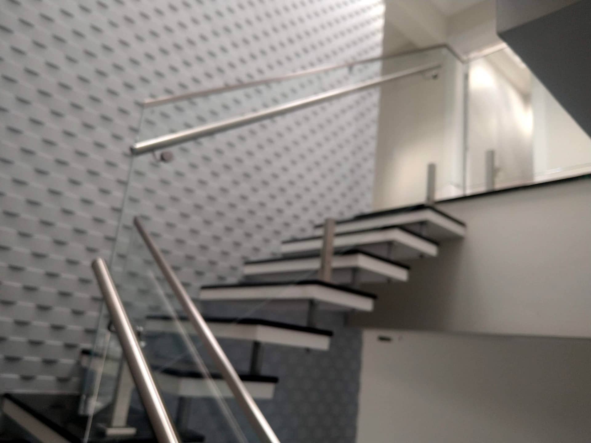 Detalhe do corrimão tubular em inox na escada