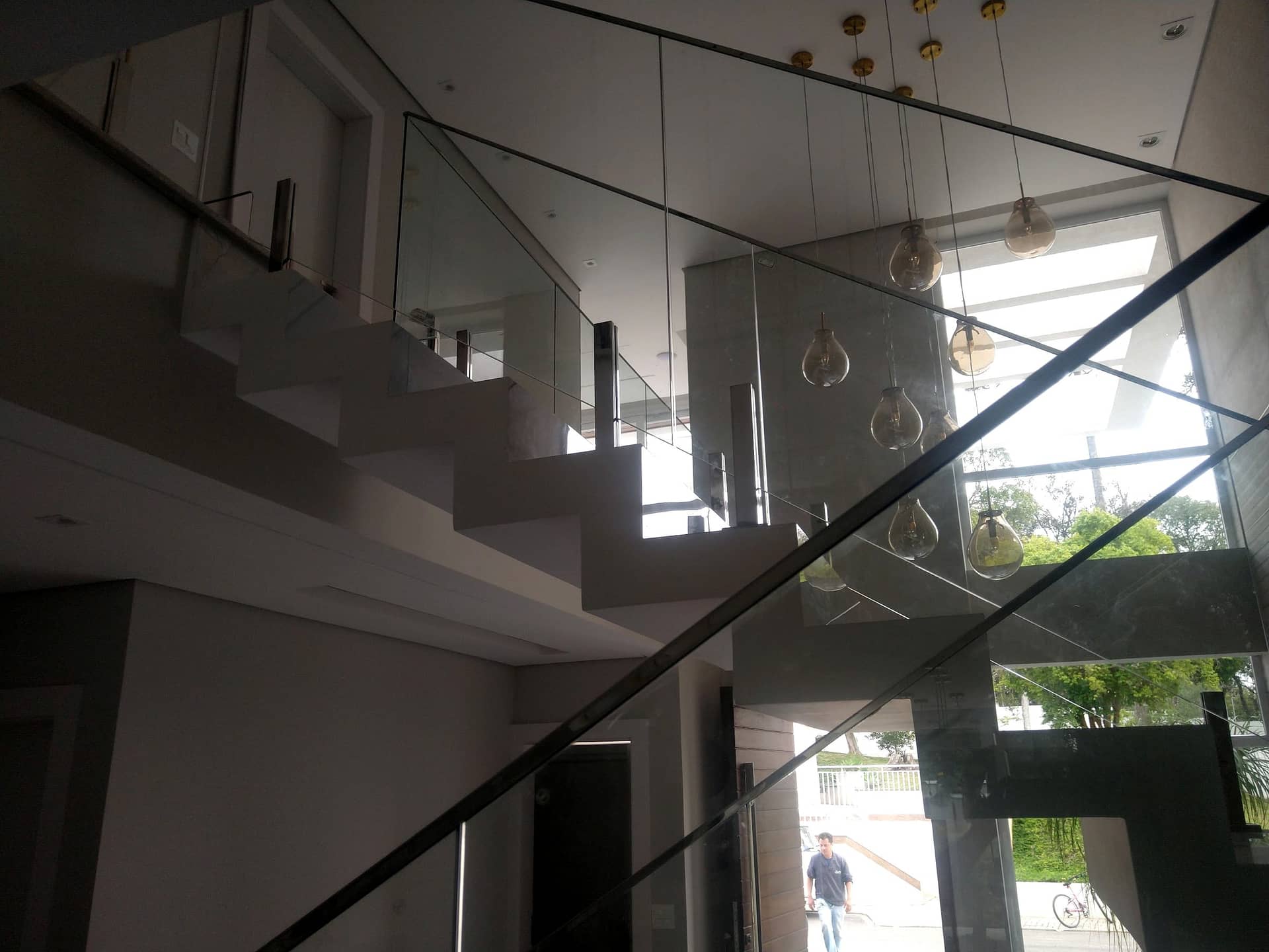 Escada vista de lado com o vidro acompanhando os degraus