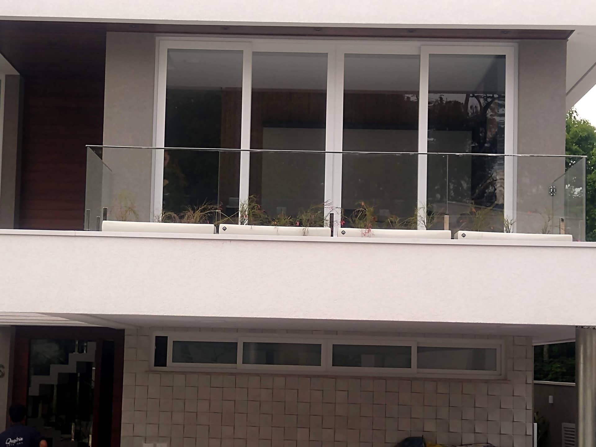 Sacada frontal com guarda-corpo de vidro