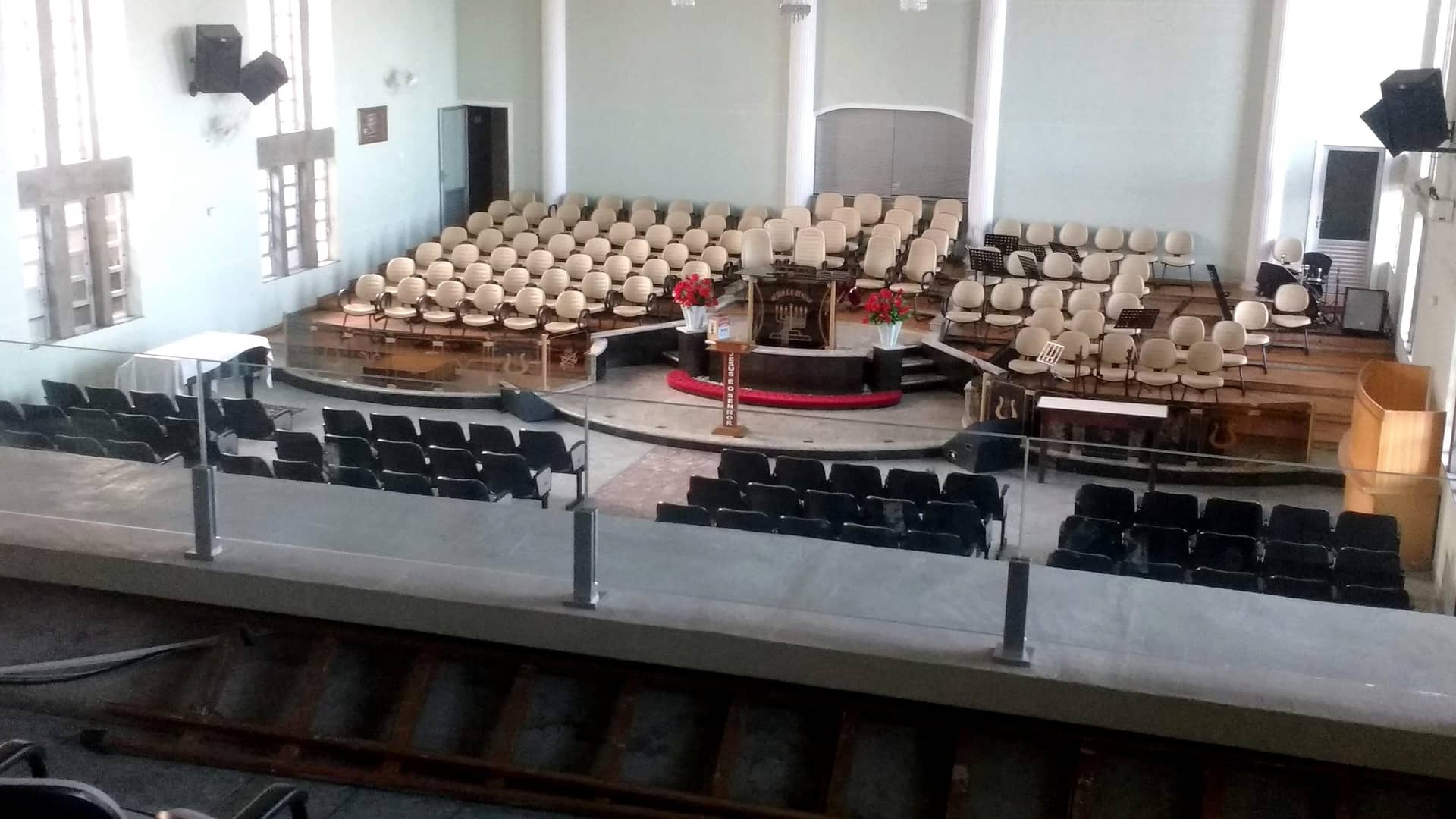 Mezanino de templo com guarda-corpo de vidro e vista para o altar