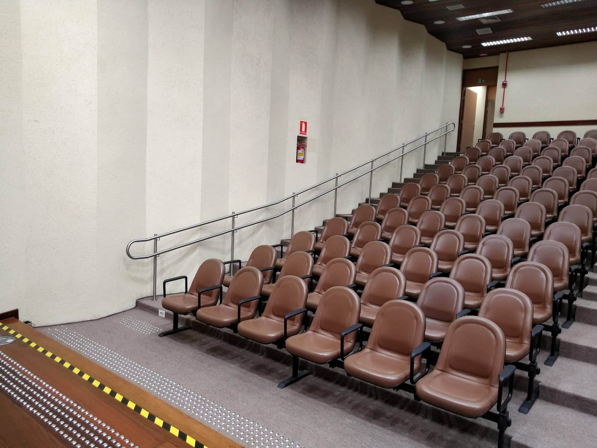 Corrimão em inox ao longo da escada lateral da plateia