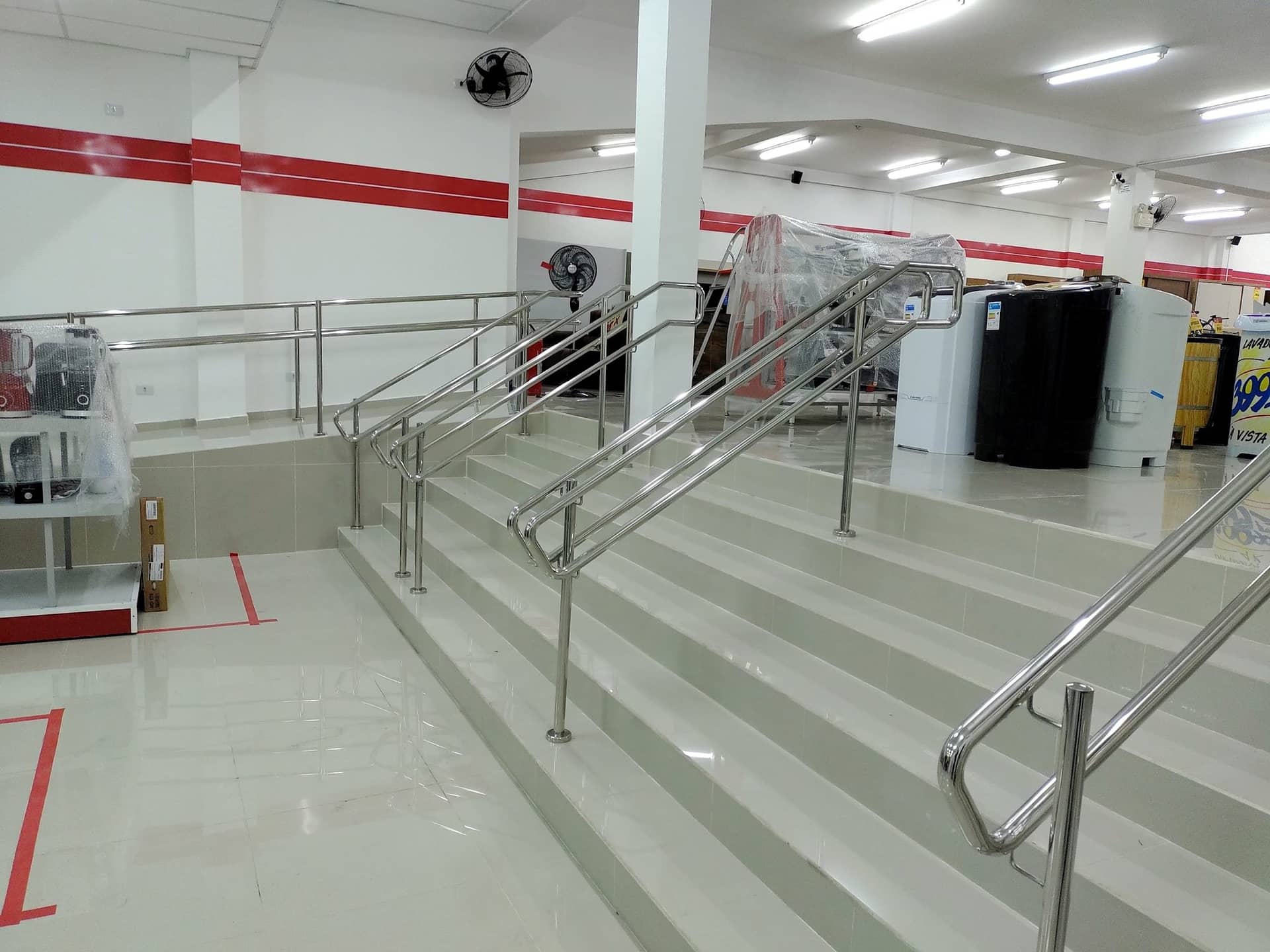Escada e rampa internas de loja com corrimãos duplos em inox