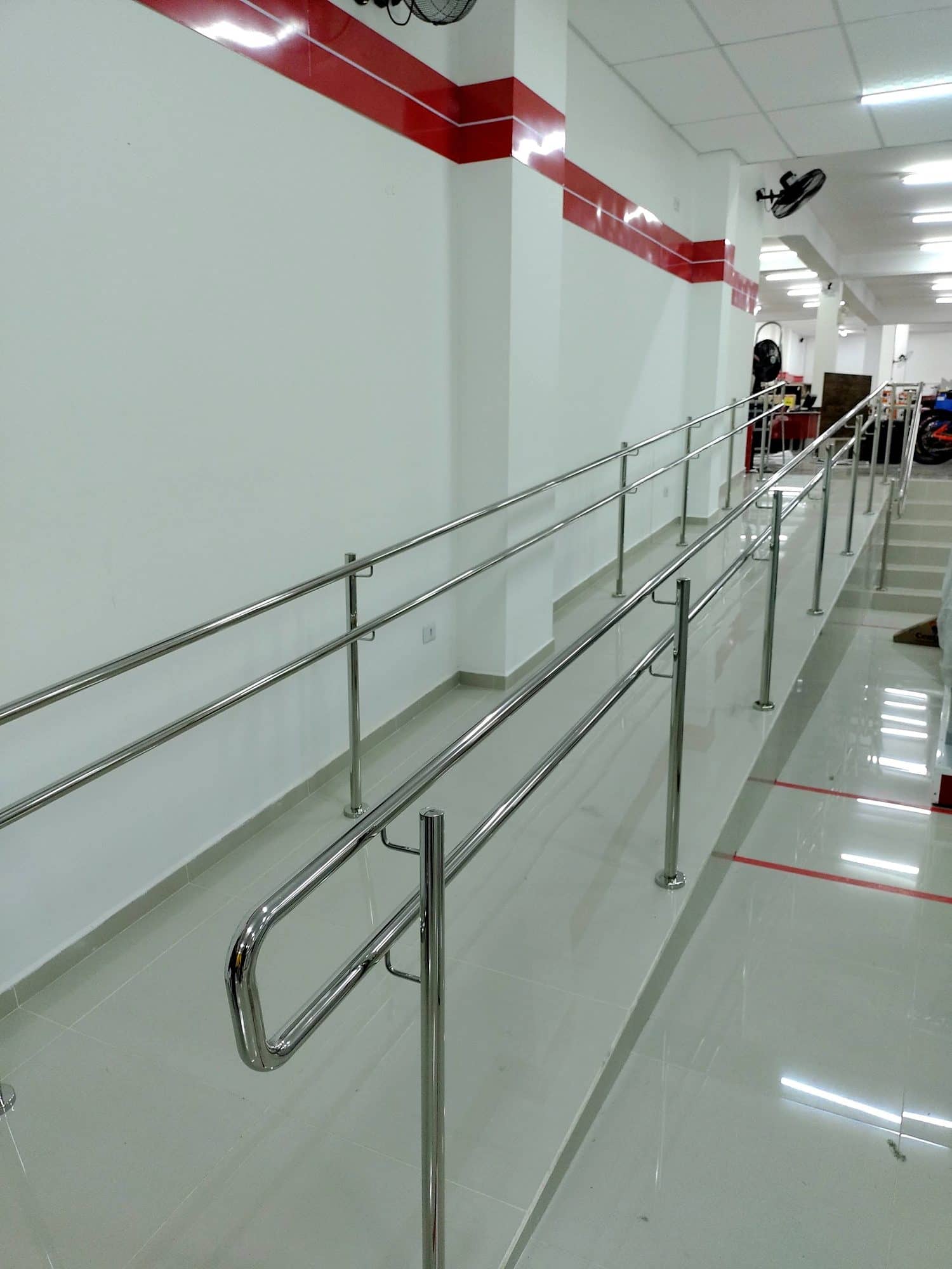 Rampa interna com corrimão duplo em inox nas duas laterais