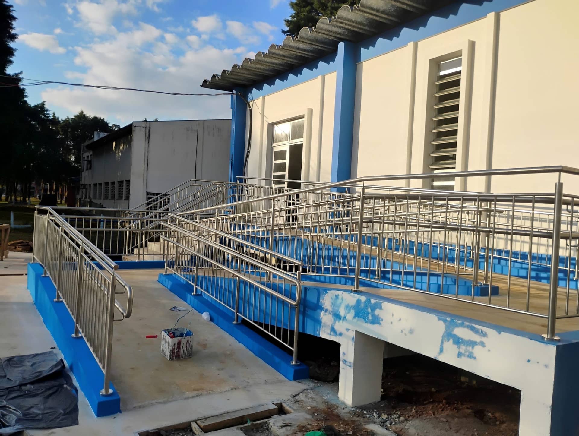 Rampa externa em dois lances com guarda-corpo de inox junto ao prédio