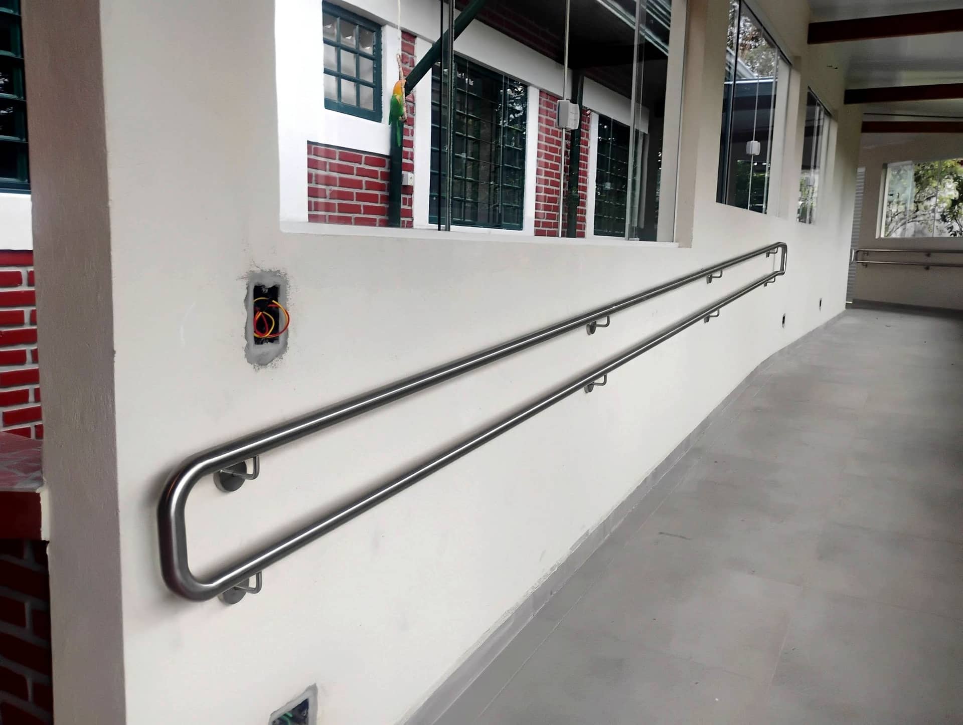 Rampa interna com corrimão duplo em inox fixado na parede