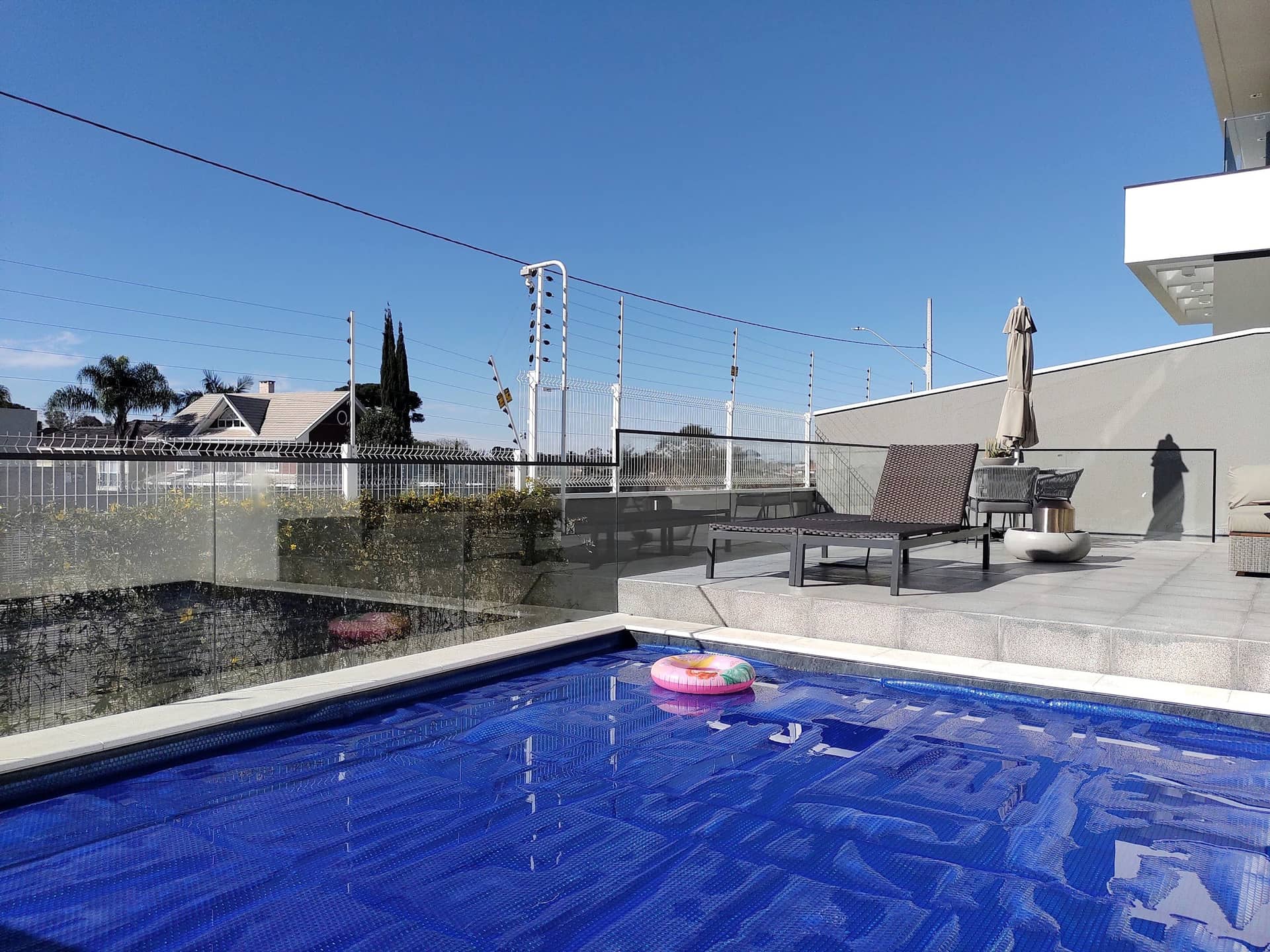 Piscina do terraço com guarda-corpo de vidro ao fundo