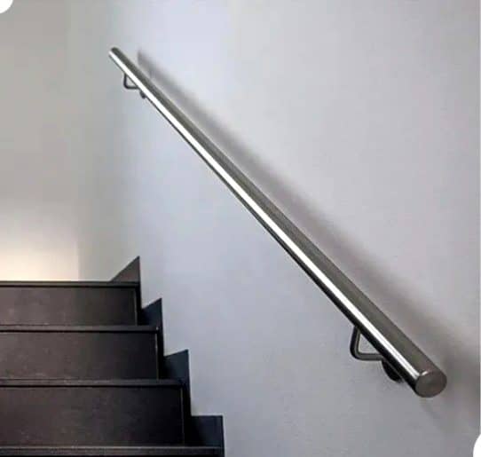Corrimão de parede em inox em escada de degraus escuros