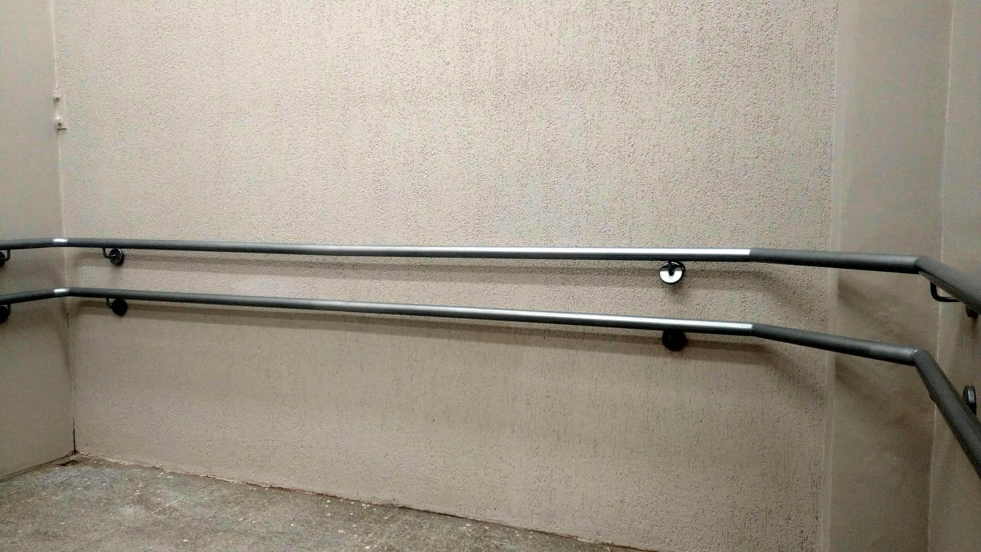 Corrimão duplo em inox fixado na parede
