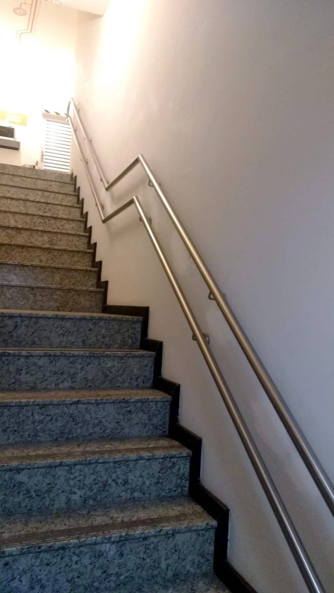 Corrimão de parede em inox em escada de granito