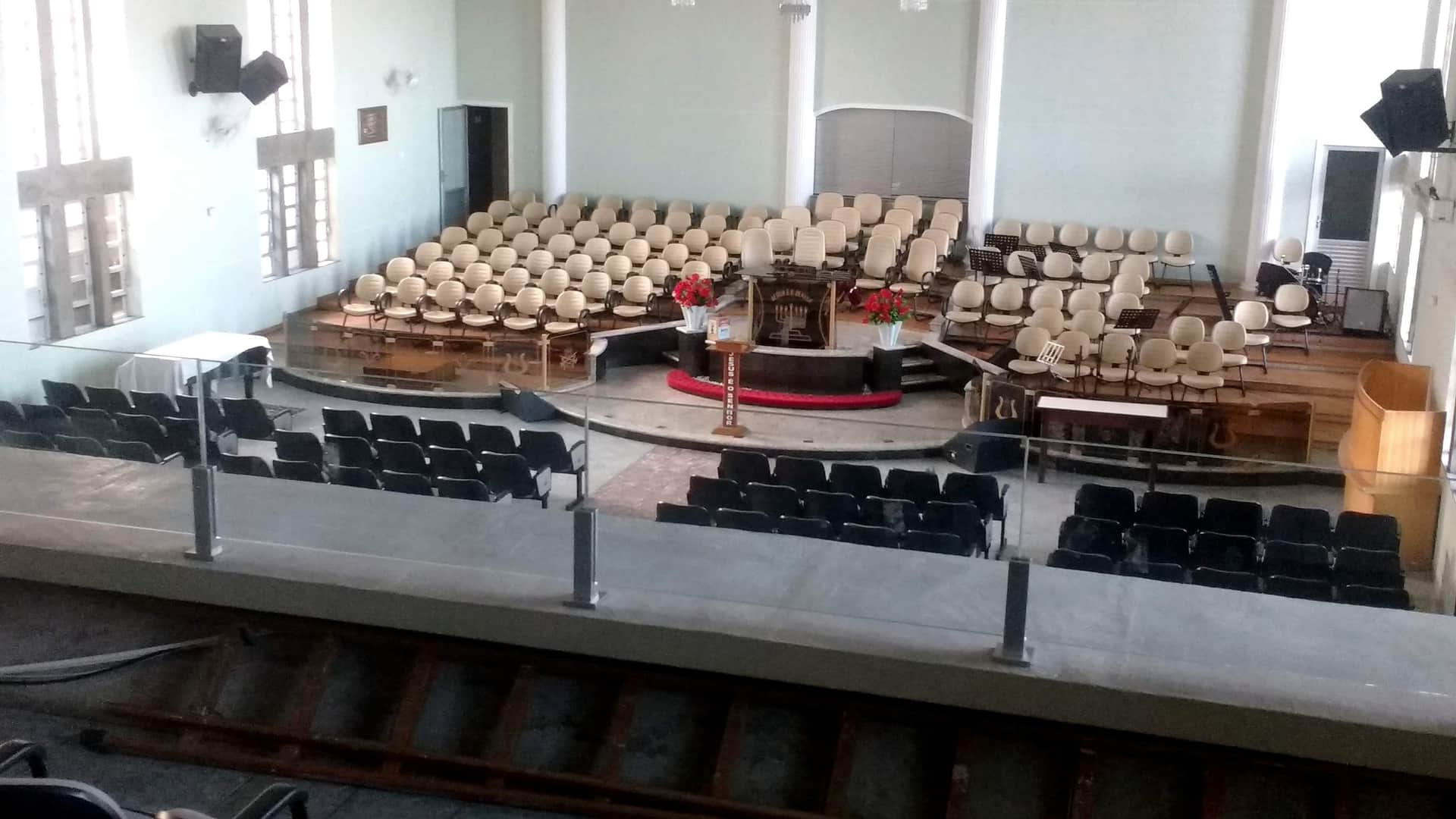 Mezanino de templo com guarda-corpo de vidro e vista para o altar